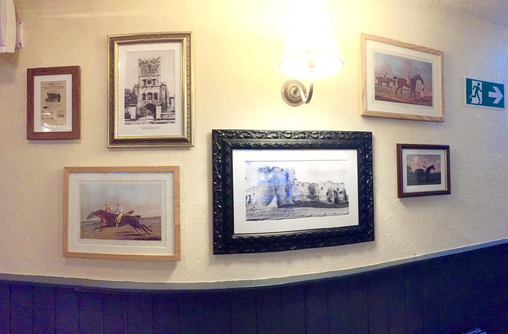 The Coach And Horses Inn Чепстоу Экстерьер фото